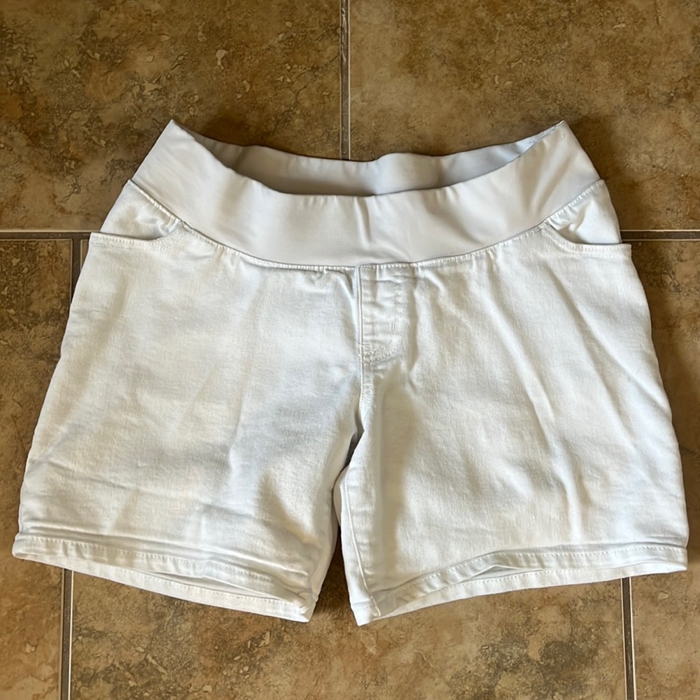 Liz Lange maternity shorts white